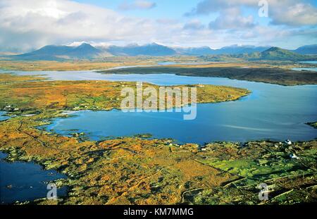 NE PLUS Inishnee Bertraghboy Bay près de l'île de Comandatuba aux douze Pins montagnes. La région du Connemara, dans le comté de Galway, Irlande. Banque D'Images