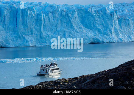 Bateau de tourisme et Perito Moreno, Parque Nacional Los Glaciares (zone du patrimoine mondial), Patagonie, Argentine, Amérique du Sud Banque D'Images