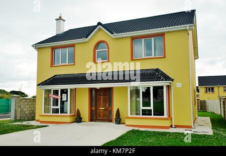 Maison individuelle unifamiliales nouvellement construit dans le logement au village de Abbeydorn, comté de Kerry en Irlande. Pour la vente. Banque D'Images