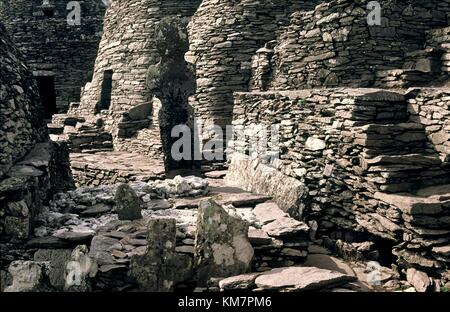 L'établissement monastique en haut de l'île de Skellig Michael (comté de Kerry, Irlande. Ruche de pierre cabanes et cimetière croix Banque D'Images