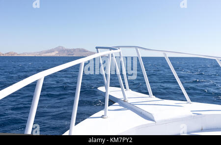 Nez du yach contre blue sea Banque D'Images