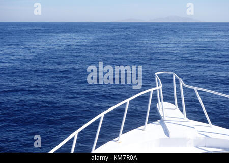 Nez du yach contre blue sea Banque D'Images