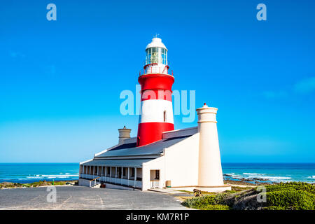 Photo de la Western Cape Agulhas lighthouse au parc national, le point le plus au sud de l'Afrique, où l'océan Atlantique et l'océan indien moi Banque D'Images