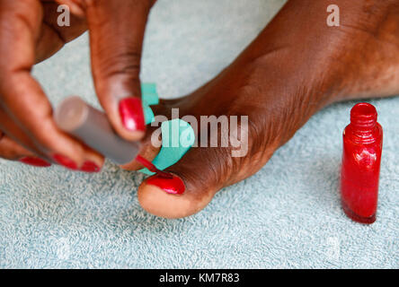 Close up of woman painting her orteils Banque D'Images