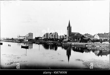 Mariestads Domkyrka, située à Mariestad, en Suède, est une cathédrale historique dotée d'un riche patrimoine architectural. Construite dans le style gothique, l'église a joué un rôle central dans la vie religieuse de la ville. La photographie capture la grandeur de ses flèches et des détails complexes. Cette cathédrale est un point de repère important dans la ville suédoise, reflétant à la fois l'importance religieuse et historique. Banque D'Images