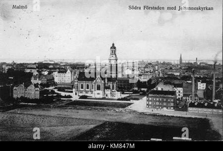 Une image de l’église de Jean (Sankt Johannes kyrka) à Uppsala, Suède, mettant en valeur son architecture néo-gothique et son cadre urbain. Banque D'Images