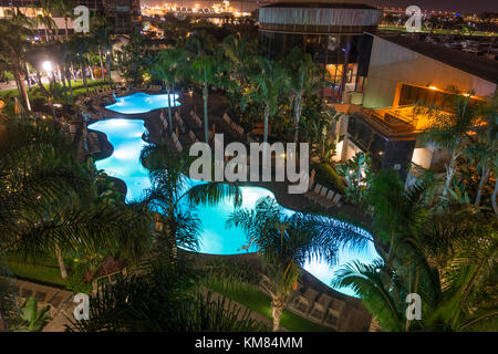 Vue de dessus de piscine de l'hôtel la nuit Banque D'Images