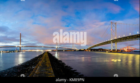 Vue nocturne du nouveau pont Queensferry Crossing et du pont Forth Road Bridge enjambant le Firth of Forth au South Queensferry en Écosse, au Royaume-Uni Banque D'Images