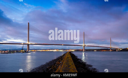 Vue nocturne du nouveau pont Queensferry Crossing enjambant le Firth of Forth au South Queensferry en Écosse, au Royaume-Uni Banque D'Images