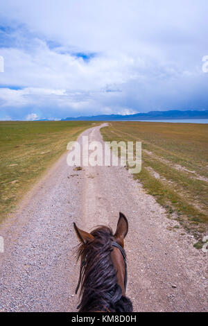 Première personne vue depuis le cheval autour du lac song kul, Kirghizistan Banque D'Images