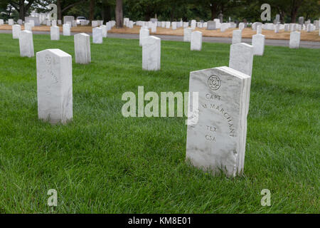 Vue générale l'ensemble de pierres tombales dans le Cimetière National d'Arlington, Virginia, United States. Banque D'Images