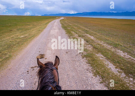 Première personne vue depuis le cheval autour du lac song kul, Kirghizistan Banque D'Images