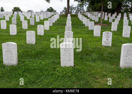 Vue générale l'ensemble de pierres tombales dans le Cimetière National d'Arlington, Virginia, United States. Banque D'Images