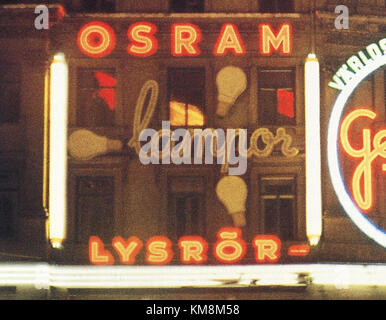 Les lampes Osram, ou lampes Osram, désignent les ampoules fabriquées par la société allemande Osram, largement connue pour ses contributions à l'industrie de l'éclairage. Les modèles 1960 reflètent les avancées du milieu du XXe siècle dans le domaine de l'éclairage électrique. Banque D'Images