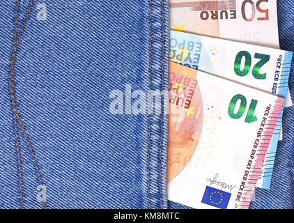 Les billets en euro de l'argent de poche jeans bleu Banque D'Images