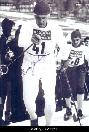 Sixten Jernberg, un skieur de fond suédois, a signé une photographie prise lors des Jeux olympiques d'hiver d'Innsbruck en 1964. Jernberg était l'un des meilleurs athlètes suédois dans ce sport à l'époque. Banque D'Images