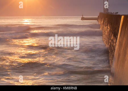 Lever du soleil sur le quai vide dans Wooler, Northumberland, Angleterre Banque D'Images