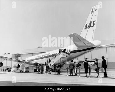 SAS DC 8 33, sur le terrain, Dan Viking, années 1960. Service au sol. Les passagers montent à bord à l'avant et à l'arrière de l'appareil Banque D'Images
