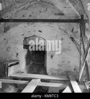 L'église Halla, située à Södermanland, en Suède, présente une nef romane datant d'environ 1200, un chœur gothique datant du milieu du XIVe siècle et une tour un peu plus tard. L'intérieur arbore un plafond peint de 1697 représentant le jugement dernier, avec des fresques de saints et d'apôtres datant des XVe et XVIe siècles. Banque D'Images