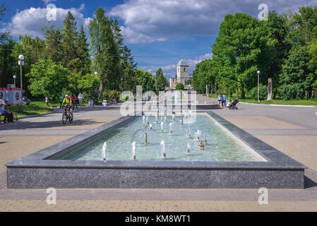 Parc aquatique Topilche à Ternopil, centre administratif de la région oblast de Ternopil en Ukraine. Église d'Exaltation de la Croix en arrière-plan Banque D'Images