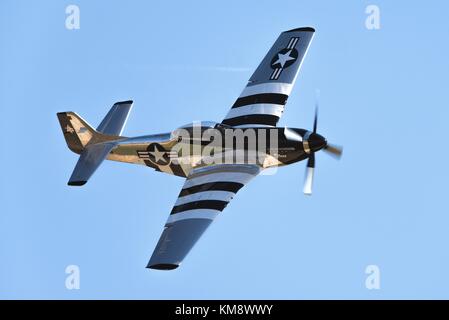 Une armée de l'air américaine de la seconde guerre mondiale P-51 Mustang Fighter Bomber survole le joint base Andrews au cours de l'Andrews air show : l'air et de l'espace expo 15 septembre 2017 près de Camp Springs, MARYLAND. (Photo de delano scott via planetpix) Banque D'Images