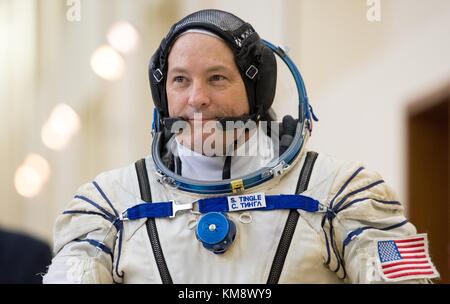 La station spatiale internationale de la nasa 53 membre de l'équipage de l'expédition de sauvegarde de l'astronaute américain Scott tingle se prépare pour ses examens de qualification Soyouz dans une combinaison spatiale Sokol et l'entrée de lancement au centre d'entraînement des cosmonautes Gagarine le 30 août 2017 à la Cité des étoiles, en Russie. (Photo de bill ingalls par planetpix) Banque D'Images