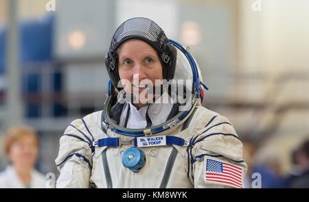 La station spatiale internationale de la nasa 53 membre de l'équipage de l'expédition de sauvegarde de l'astronaute américain shannon walker se prépare pour ses examens de qualification Soyouz dans une combinaison spatiale Sokol et l'entrée de lancement au centre d'entraînement des cosmonautes Gagarine le 30 août 2017 à la Cité des étoiles, en Russie. (Photo de bill ingalls par planetpix) Banque D'Images