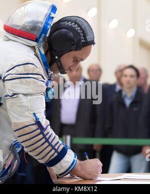 La station spatiale internationale de la nasa 53 membre de l'équipage de l'expédition de secours du cosmonaute russe Anton shkaplerov de roscosmos signe les documents au cours de ses examens de qualification Soyouz au centre d'entraînement des cosmonautes Gagarine le 30 août 2017 à la Cité des étoiles, en Russie. (Photo de bill ingalls par planetpix) Banque D'Images