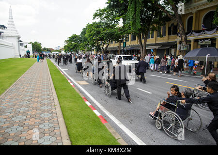 Bangkok, Thaïlande - le 9 juillet 2017 : de nombreux thaïlandais fréquentent un lieu au grand palace et sont vêtus de noir au cours de la période de deuil à faire preuve de respect pour le roi Bhumibol Adulyadej, qui est décédé le 16 octobre 2016. Banque D'Images