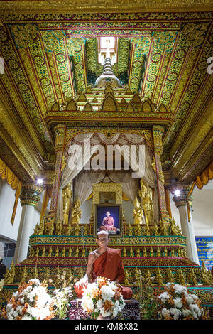 Kanchanaburi, THAÏLANDE - 12 juillet 2017 : les moines en prière devant l'autel dans le temple Wat Tham sua, qui est le plus grand temple de Kanchanaburi. Banque D'Images