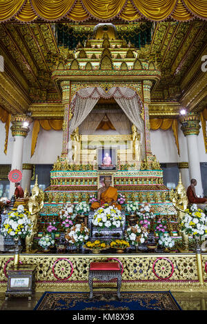 Kanchanaburi, THAÏLANDE - 12 juillet 2017 : les moines en prière devant l'autel dans le temple Wat Tham sua, qui est le plus grand temple de Kanchanaburi. Banque D'Images