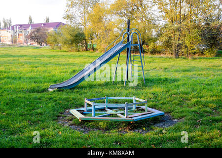 Aire de jeux pour enfants. des balançoires et un toboggan pour glisser. Banque D'Images