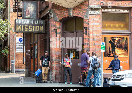 Seattle, Washington, USA - Septembre 5th, 2017 : personnes en attente d'entrée pour le pain de vie mission shelter house au main street, à Seattle. Banque D'Images