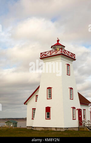 Bois de l'île historique phare en bois dans Porvencial Park contre ciel nuageux sur journée ensoleillée sur l'Île du Prince Édouard, Canada. Banque D'Images