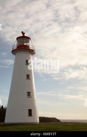 Phare de Point Prim sur l'Île du Prince Édouard, Canada contre un ciel bleu nuageux aux beaux jours. Banque D'Images