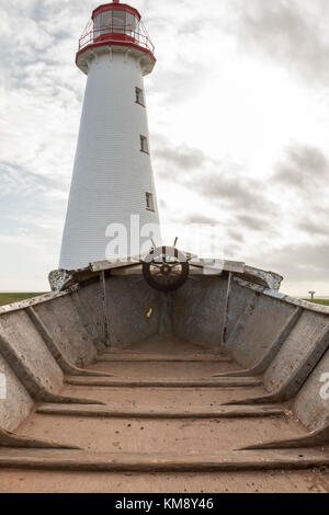 Phare de Point Prim sur l'Île du Prince Édouard, Canada contre un ciel bleu nuageux aux beaux jours. Banque D'Images