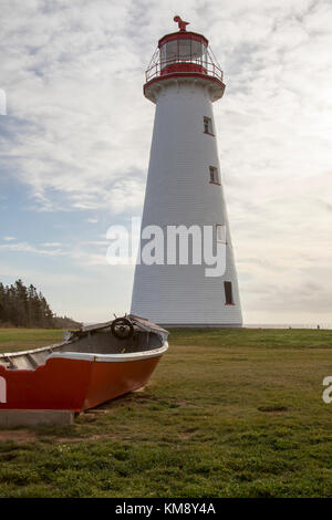 Phare de Point Prim sur l'Île du Prince Édouard, Canada contre un ciel bleu nuageux aux beaux jours. Banque D'Images