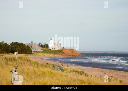 Phare de Panmure Island sur les côtes de l'Île du Prince Édouard, Canada contre un ciel bleu sur les jours ensoleillés. Banque D'Images