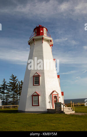 Phare de Panmure Island sur les côtes de l'Île du Prince Édouard, Canada contre un ciel bleu sur les jours ensoleillés. Banque D'Images