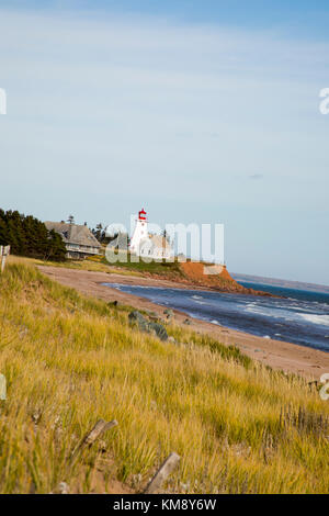 Phare de Panmure Island sur les côtes de l'Île du Prince Édouard, Canada contre un ciel bleu sur les jours ensoleillés. Banque D'Images