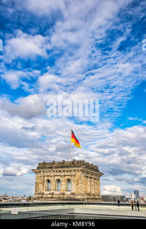 Personnes marchant sur le toit du bâtiment Reichstag (Bundestag) Banque D'Images