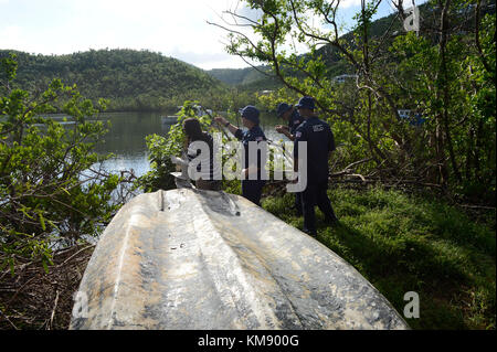 Les membres de la garde côtière, et un entrepreneur avec l'agence de protection de l'environnement, mener une évaluation des bateaux déplacés dans le cadre de la fonction de soutien en cas d'urgence 10 réponse sur st. thomas, nov. 28, 2017, de la garde côtière et de l'epa coordonner ensemble pour protéger l'environnement et maintenir les ports et d'eau propres. La Garde côtière photo de maître de 1re classe matthew Schofield. Banque D'Images