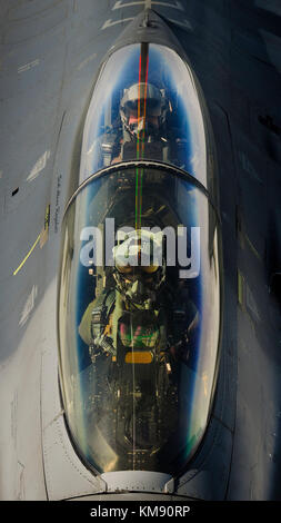 Un pilote de F-16 Fighting Falcon et le membre d'équipage de la base aérienne d'Aviano, en Italie, patienter pendant que leurs F-16 reçoit le combustible dans un KC-135 Stratotanker, attribué à l'Air National Guard's 161e Escadre de ravitaillement en vol, 27 janvier, 2017, à la baie de Souda, la Grèce. Le KC-135 aux États-Unis et ravitaillé Hellenic air force F-16s au cours de l'arrangement, qui a été organisée pour évaluer les capacités des aéronefs et du personnel et d'augmenter l'interopérabilité entre les deux alliés de l'OTAN. Banque D'Images