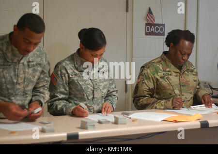 Lieutenant de l'Armée de Curtis de l'armée américaine Crenshaw Réserver 350e les ressources humaines de l'Entreprise Grand Prarie,Texas assure le contrôle de la qualité de l'opération TOY DROP manifeste et CW2 Yolanda Woods et grands Sophia Allen dans le cadre de la 20e Conférence annuelle de Randy Oler Opération Memorial Toy Drop, 30 novembre 2017 à Fort Bragg, Caroline du Nord. Cette année, huit pays participent et ils comprennent : la Colombie, le Canada, la Lettonie, les Pays-Bas, la Suède, l'Italie, l'Allemagne et la Pologne. Jouet opération Drop, organisé par l'armée américaine et des affaires civiles de la commande d'opérations psychologiques (Airborne) et est le plus grand comb Banque D'Images