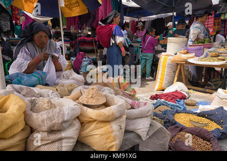 Lexington, Kentucky - 2 décembre 2017 : une femme indigène de la vente des produits du vendeur n le samedi piscine artisan et de Farmer's Market Banque D'Images