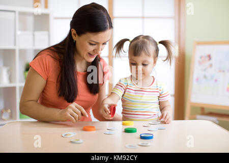 Kid joue à jeu logique bureau psychologue Banque D'Images