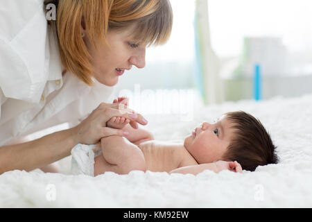 Jouer avec la mère et bébé massage de pieds à faire Banque D'Images