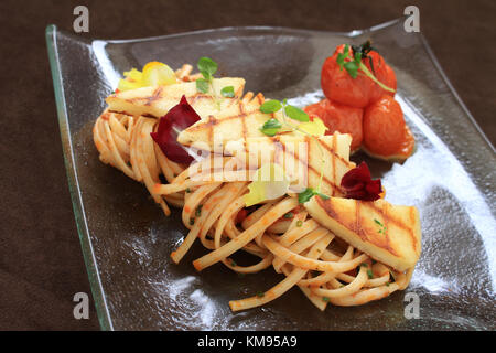 Houlumi grillé spaghetti avec repas plaqué Banque D'Images