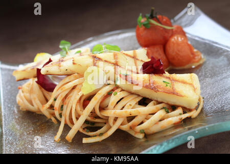 Houlumi grillé spaghetti avec repas plaqué Banque D'Images