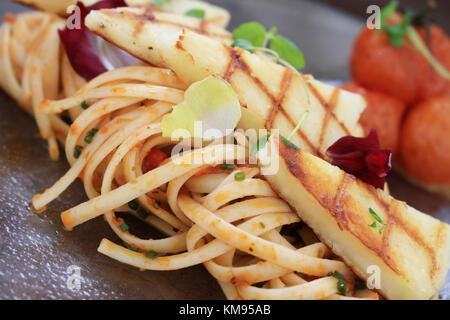 Houlumi grillé spaghetti avec repas plaqué Banque D'Images